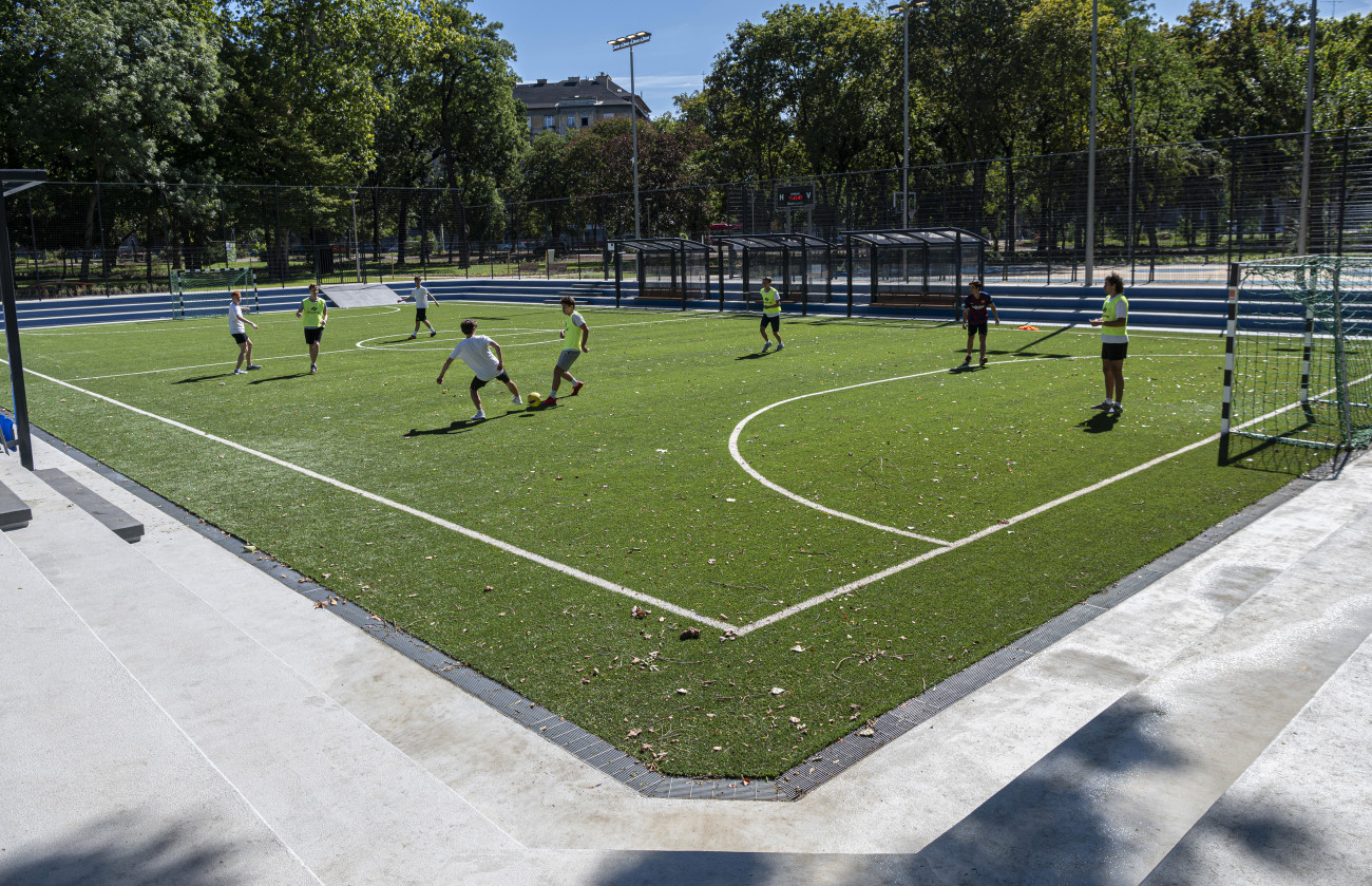 Budapest, 2020. szeptember 2.
A Liget Budapest Projekt részeként elkészült új Városligeti Sportcentrum műfüves labdarúgópályája a sajtóbejárás napján, 2020. szeptember 2-án. A közönség szeptember 3-tól veheti birtokba az új sportközpontot, amely az Ajtósi Dürer sor - Dózsa György út kereszteződéséhez közeli 3,5 hektáros parkrészen épült meg. A sportcentrumban műfüves labdarúgópálya lelátóval, kosárlabdaaréna, három multifunkciós sportpálya, kondipark, terepügyességi park mászófallal, pumptrack pályával, valamint tizenhárom sakkasztal, négy pingpongasztal, két teqballasztal, női, férfi és akadálymentesített öltözők, valamint ivókutak, kerékpártárolók is helyet kaptak.
MTI/Szigetváry Zsolt