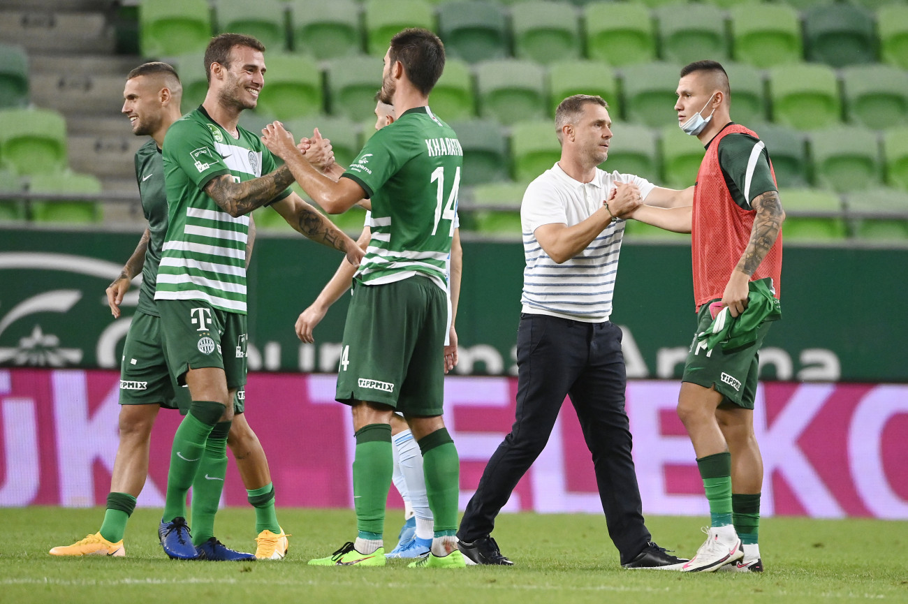 Budapest, 2020. szeptember 16.
Szerhij Rebrov, a Ferencváros vezetőedzője (j2) ünnepli játékosaival a csapat győzelmét a labdarúgó Bajnokok Ligája selejtezőjének harmadik fordulójában játszott Ferencváros - Dinamo Zagreb mérkőzés végén a Groupama Arénában 2020. szeptember 16-án. A Ferencváros 2-1-re győzött.
MTI/Koszticsák Szilárd