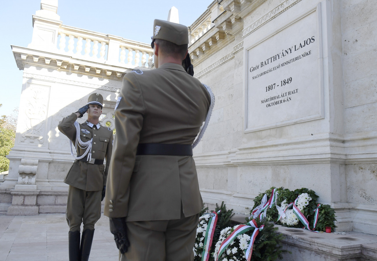 Budapest, 2020. október 6.
Díszőrség a Fiumei úti nemzeti sírkertben, a Batthyány-mauzóleumnál az aradi vértanúk emléknapja alkalmából tartott rendezvényen 2020. október 6-án.
MTI/Kovács Tamás