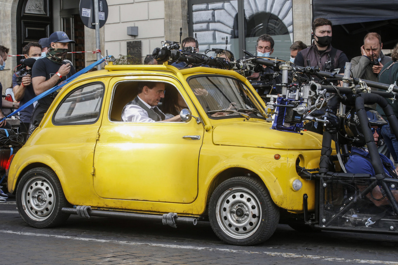 Tom Cruise amerikai (b) és Hayley Atwell brit színész a Mission Impossible  Lybra című film forgatásán Rómában 2020. október 9-én.
MTI/EPA/ANSA/Fabio Frustaci