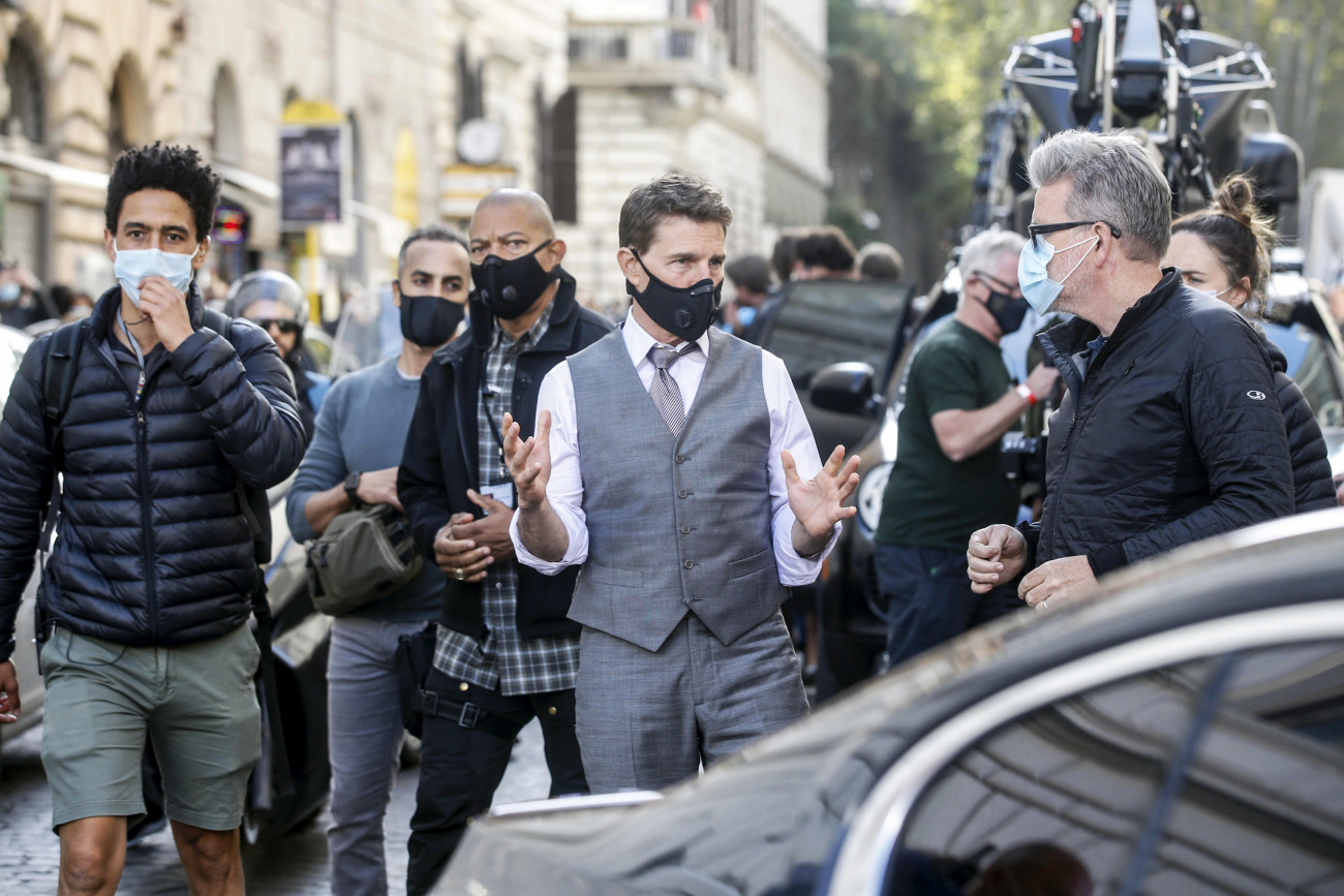 Tom Cruise amerikai színész (k) és Christopher McQuarrie amerikai rendező (j) a Mission Impossible  Lybra című film forgatásán Rómában 2020. október 9-én.
MTI/EPA/ANSA/Fabio Frustaci