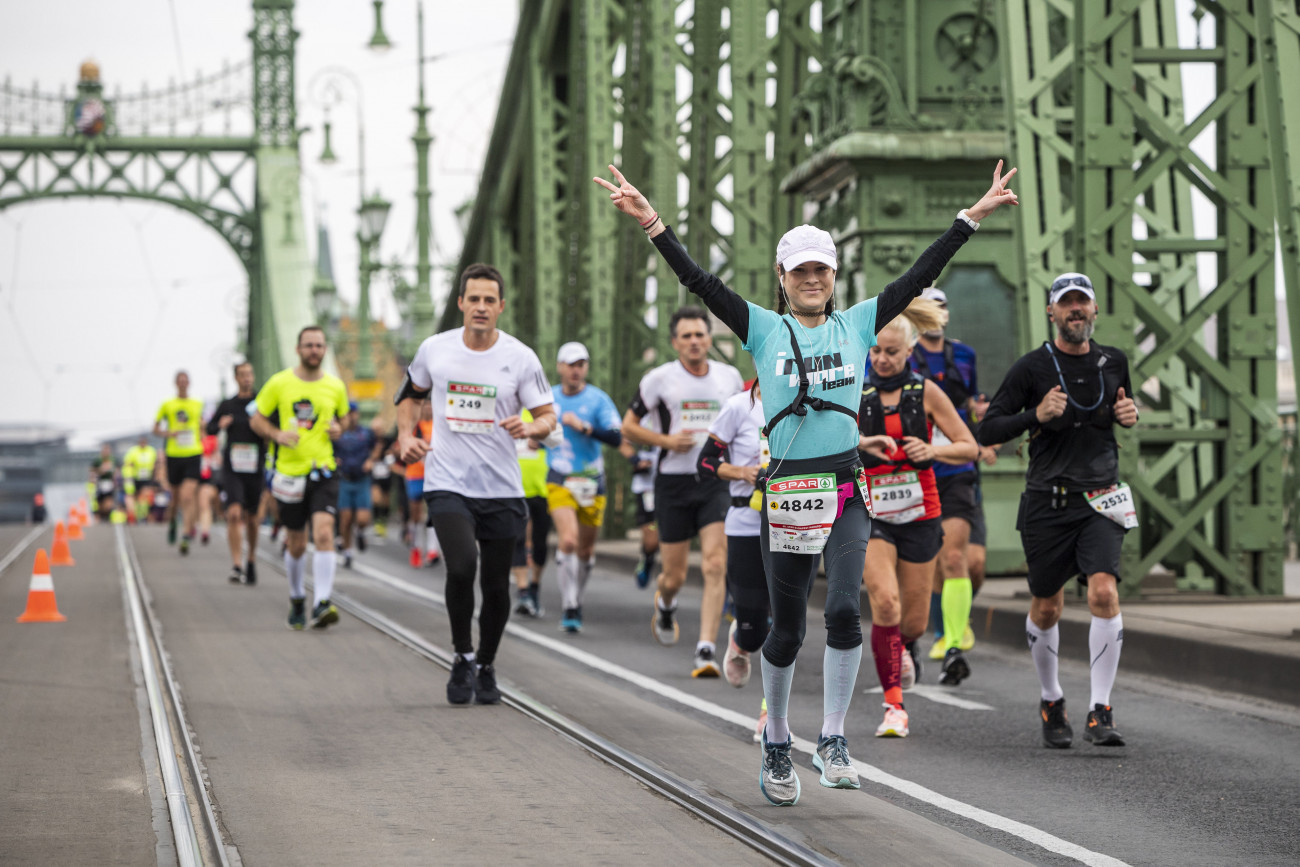 Budapest, 2020. október 11.
A 35. Spar Budapest Maraton résztvevői a Szabadság hídon 2020. október 11-én.
MTI/Mónus Márton