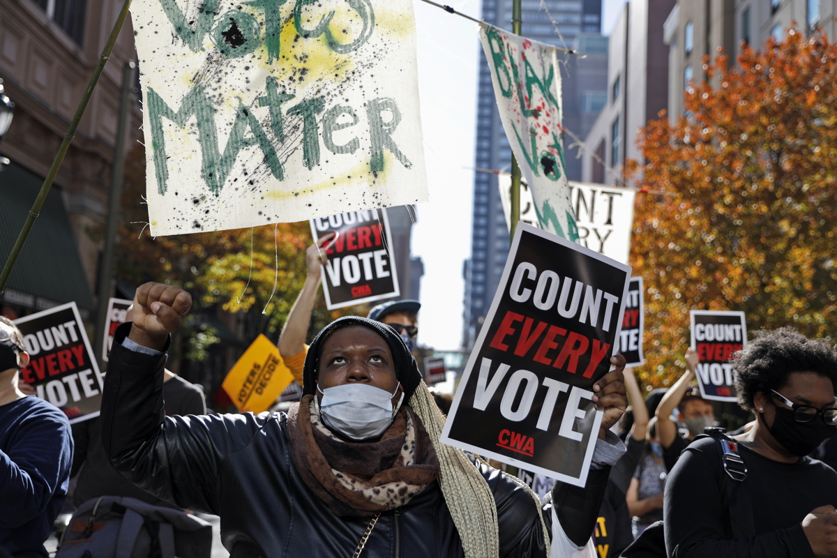 Philadelphia, 2020. november 6.
Tüntetők követelik az összes szavazat megszámlálását a philadelphiai Kongresszusi Központnál, ahol a levélszavazatokat számolják 2020. november 5-én, két nappal az amerikai elnök-, valamint képviselőházi és részleges szenátusi választások után.
MTI/AP/Rebecca Blackwell