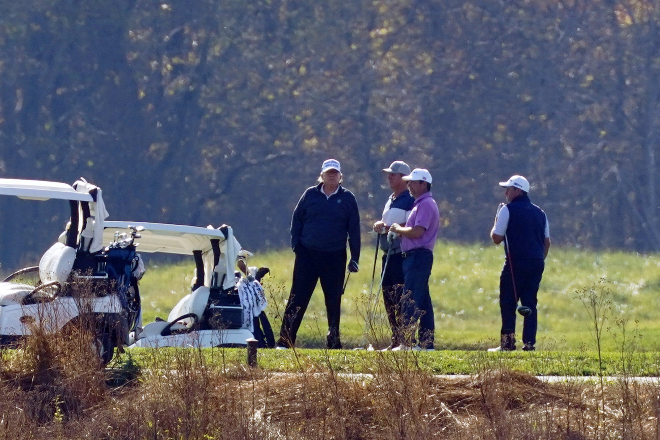 Sterling, 2020. november 7.
Donald Trump amerikai elnök (b) a nevét viselő golfpályán a Virginia állambeli Stirlingben 2020. november 7-én, négy nappal az amerikai elnök-, valamint képviselőházi és részleges szenátusi választások után.
MTI/AP/Patrick Semansky
