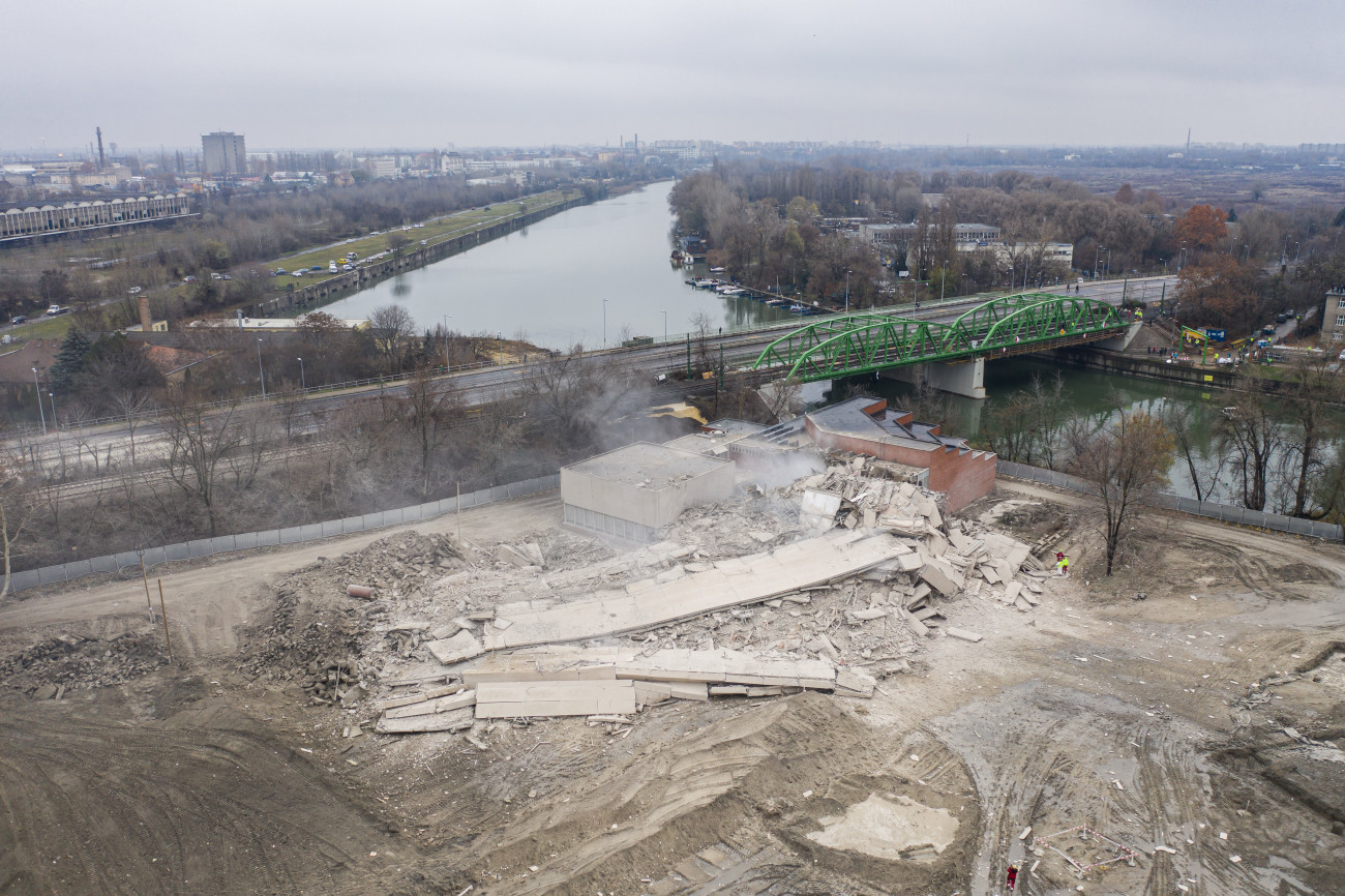 Robbantásos technológiával bontják el a VITUKI Környezetvédelmi és Vízgazdálkodási Tudományos Kutató Központ toronyházát Budapest IX. kerületében 2020. december 10-én. Fotó: MTI/Illyés Tibor