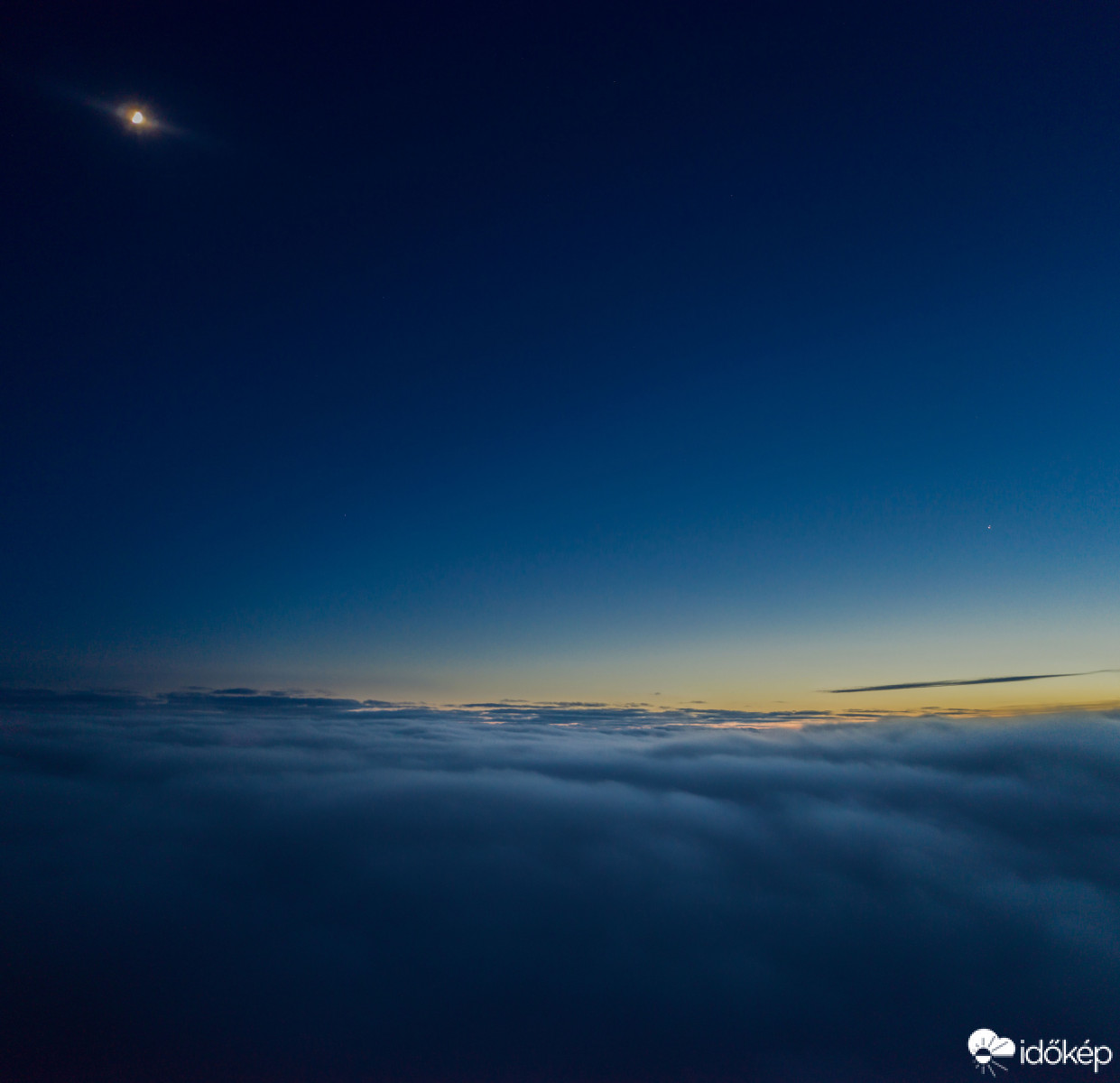 Novák Gábor drónt reptetett Dobogókőről – az eszköz 400 méternyi ködön átrepülve, körülbelül 1150 méter tengerszintfeletti magasságból többek között ezt a képet készítette