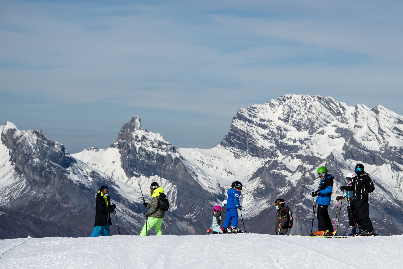 Verbier, 2020. október 30.
A koronavírus-járvány miatt védőmaszkot viselnek a sízők a svájci Alpokban fekvő Verbier síszezonjának első napján, 2020. október 30-án.
MTI/EPA/Keystone