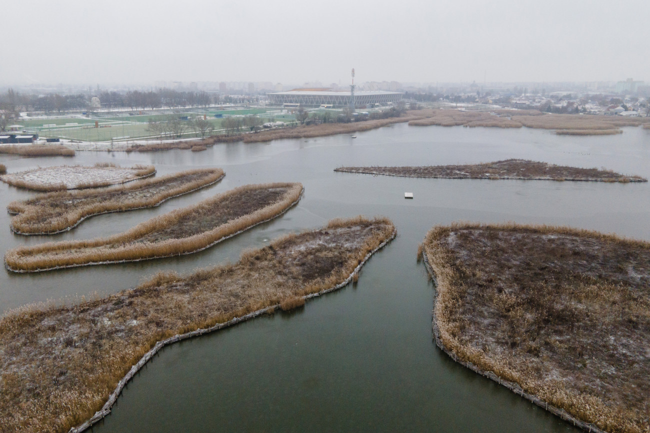 Székesfehérvár, 2020. december 27.
A részben befagyott székesfehérvári Sóstó 2020. december 27-én.
MTI/Vasvári Tamás