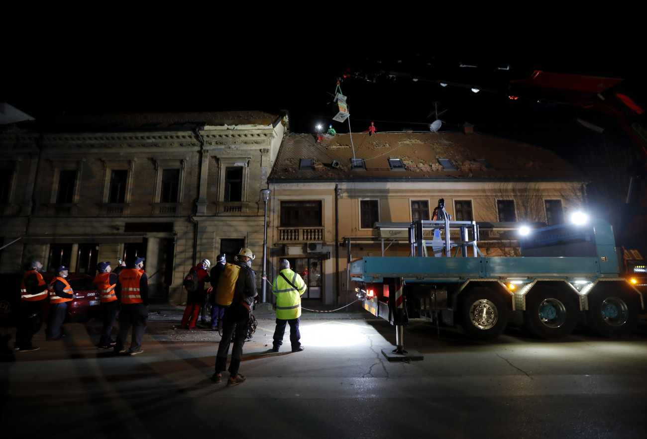 Petrinja, 2020. december 29.
Késő este is folytatják a romok eltakarítását Petrinjában 2020. december 29-én, miután kora délután 6,3 erősségű földrengés volt Közép-Horvátországban. A természeti katasztrófának hét halálos áldozata van, köztük egy gyermek is. Huszonhat sérültet vittek kórházba, amelyből ugyanakkor evakuálni kell a betegeket, mert nem biztonságos.
MTI/EPA/Antonio Bat