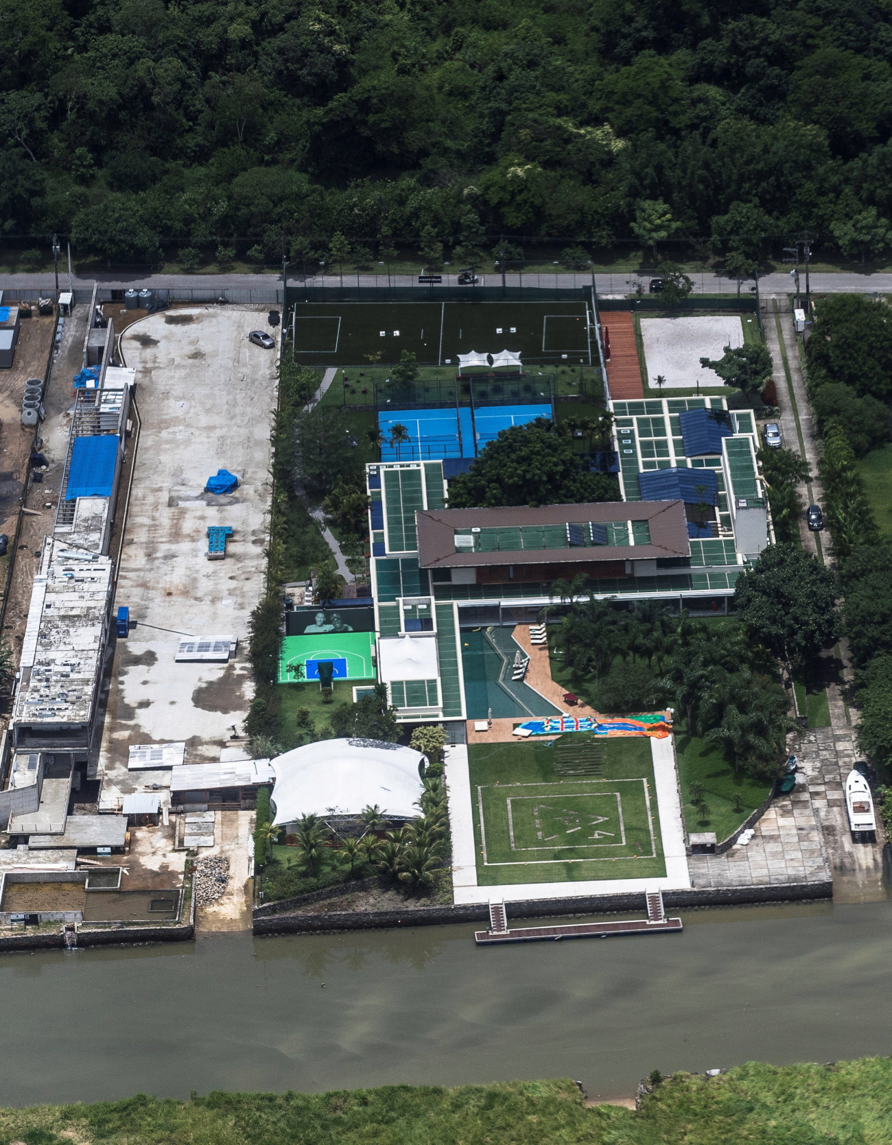 Mangaratiba, 2020. december 30.
Légi felvétel a Paris Saint-Germain francia labdarúgócsapat brazil futballistájának, Neymar da Silva Santosnak a villájáról a Rio de Janeiro állambeli Mangaratiba településen 2020. december 30-án. Neymar 150 embert hívott meg a villájába, hogy együtt ünnepeljék a szilvesztert. A szervező cég, a Fabrica szerint a rendezvényhez beszerezték az összes engedélyt és be fogják tartani a koronavírus-járvány elleni védekezéshez szükséges valamennyi előírást.
MTI/EFE/EPA/Antonio Lacerda