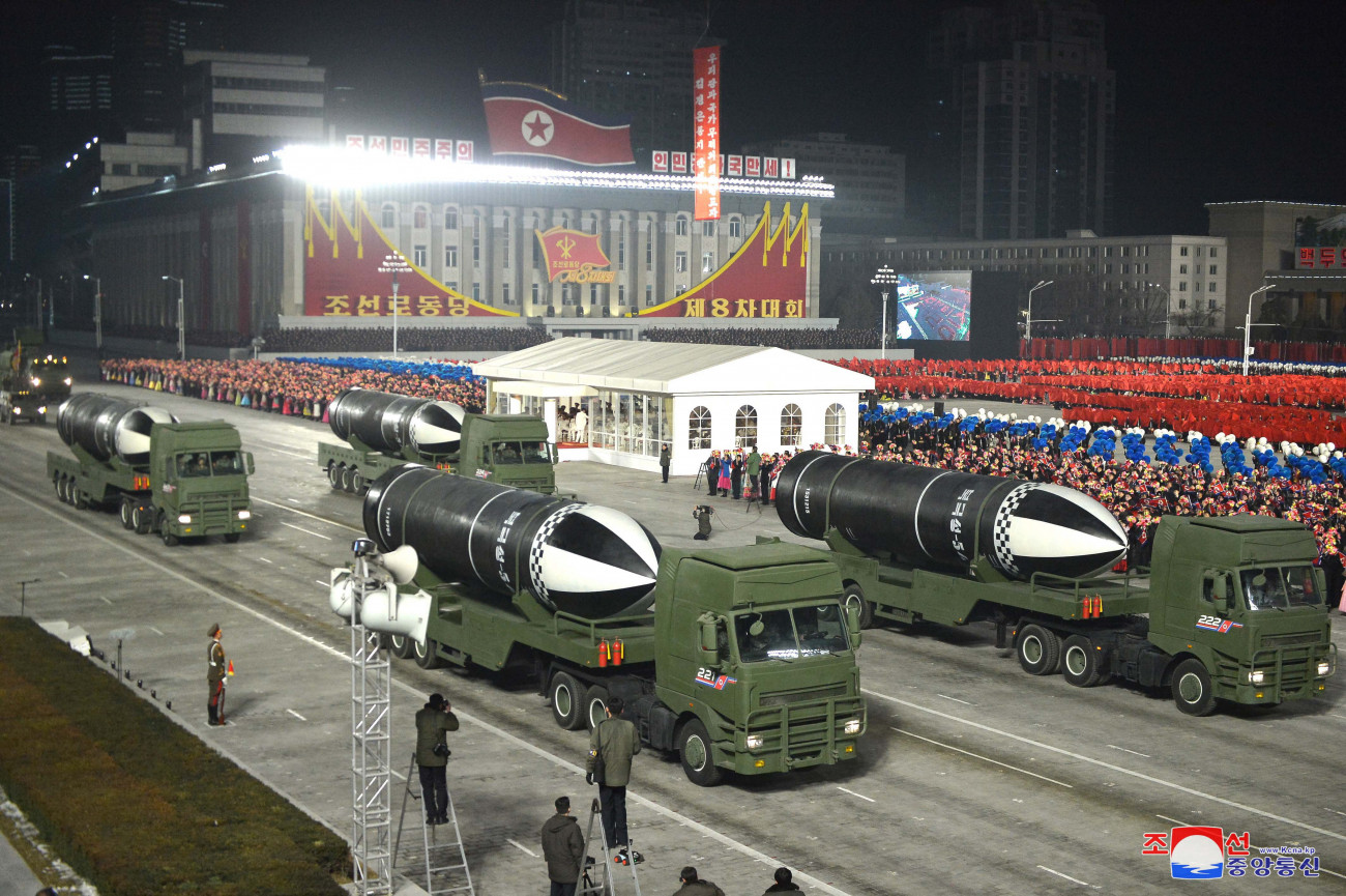 Phenjan, 2021. január 15.
A KCNA észak-koreai állami hírügynökség által közreadott képen az észak-koreai kommunista állampárt, a Koreai Munkapárt nyolcadik kongresszusának tiszteletére tartott katonai díszszemle Phenjanban 2021. január 14-én.
MTI/EPA/KCNA