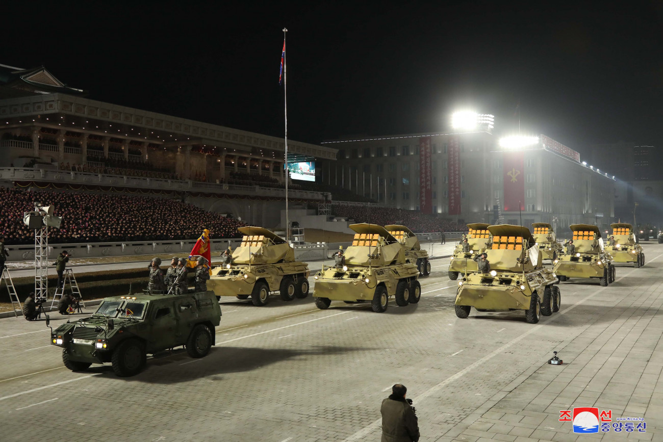 Phenjan, 2021. január 15.
A KCNA észak-koreai állami hírügynökség által közreadott képen az észak-koreai kommunista állampárt, a Koreai Munkapárt nyolcadik kongresszusának tiszteletére tartott katonai díszszemle Phenjanban 2021. január 14-én.
MTI/EPA/KCNA