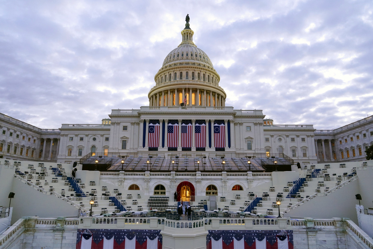 Washington, 2021. január 18.
Előkészítik a helyszínt Joe Biden megválasztott amerikai elnök beiktatási ünnepségének főpróbájára a washingtoni Capitoliumnál 2021. január 18-án. Joe Biden január 20-i beiktatási ünnepségének zavartalansága érdekében fokozott biztonsági intézkedéseket léptettek életbe, valamint legalább 20 ezer nemzeti gárdista biztosítja az eseményt, miután január 6-án Donald Trump hivatalából távozó elnök támogatóinak egy csoportja erőszakkal behatolt a Capitoliumba.
MTI/AP/Patrick Semansky