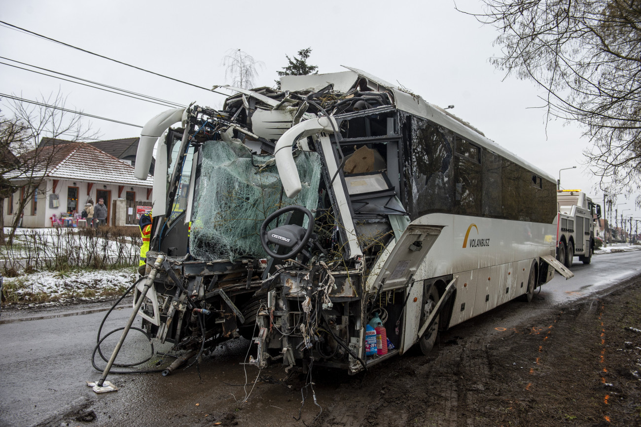 Lőrinci, 2021. január 29.
Fának ütközött menetrend szerinti autóbusz a Heves megyei Lőrinciben 2021. január 29-én. A balesetben hatan megsérültek.
MTI/Komka Péter