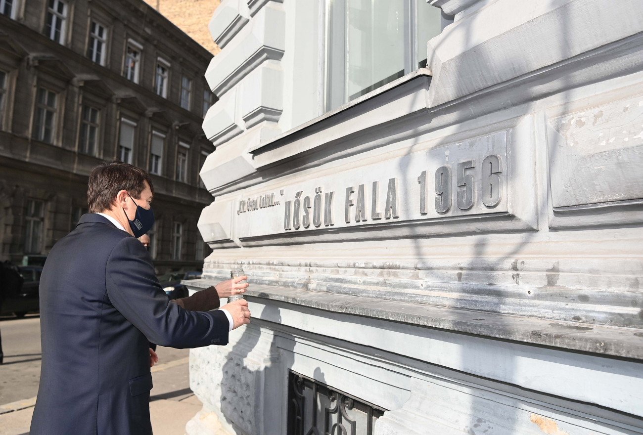 Budapest, 2021. február 25.
Áder János köztársasági elnök mécsest gyújt a kommunizmus áldozatainak emlékére a Terror Háza Múzeumnál az emléknapon, 2021. február 25-én.
MTI/Bruzák Noémi