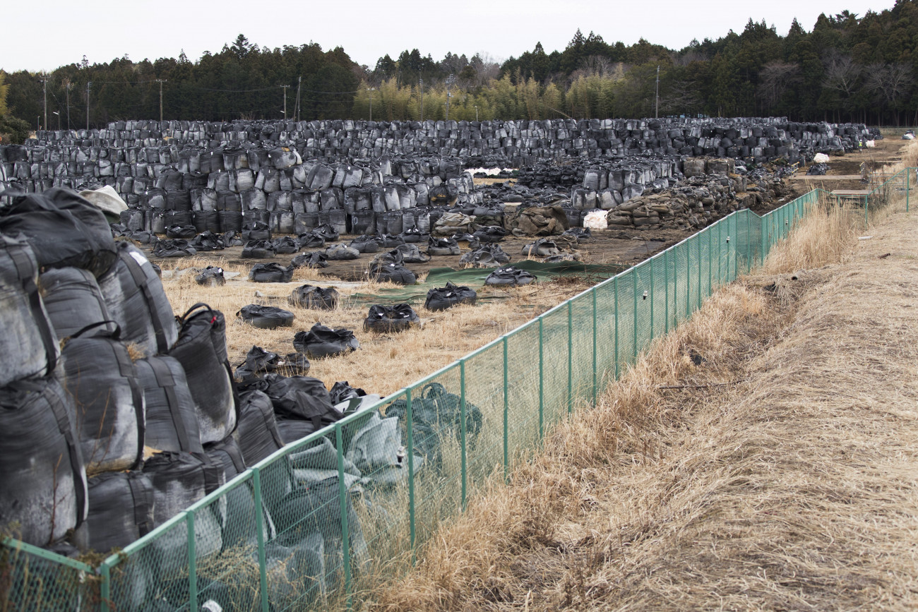 Tomioka, 2021. március 10.
Sugárfertőzött földet, faágakat és egyéb hulladékot tartalmazó zsákokat tárolnak átmenetileg egy parkban, a Fukusima prefektúrabeli Tomioka lezárt részén 2021. február 26-án. A városrész ahhoz a lezárt területhez tartozik, amely mintegy 10 kilométerre van a 2011-es földrengésben és szökőárban súlyosan megsérült Fukusima-1-es atomerőműtől. A több mint 18 ezer ember halálát okozó fölldrengés és szökőár 10. évfordulója 2021. március 11-én lesz.
MTI/AP/Komae Hiro