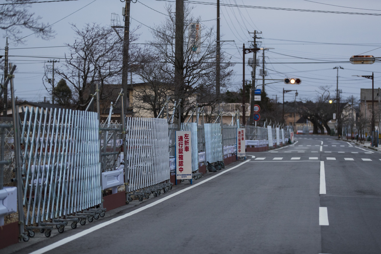 Tomioka, 2021. március 10.
A kordonok zárják le a Fukusima prefektúrabeli Tomioka egy részét 2021. február 26-án. A városrész ahhoz a lezárt területhez tartozik, amely mintegy 10 kilométerre van a 2011-es földrengésben és szökőárban súlyosan megsérült Fukusima-1-es atomerőműtől. A több mint 18 ezer ember halálát okozó fölldrengés és szökőár 10. évfordulója 2021. március 11-én lesz.
MTI/AP/Komae Hiro