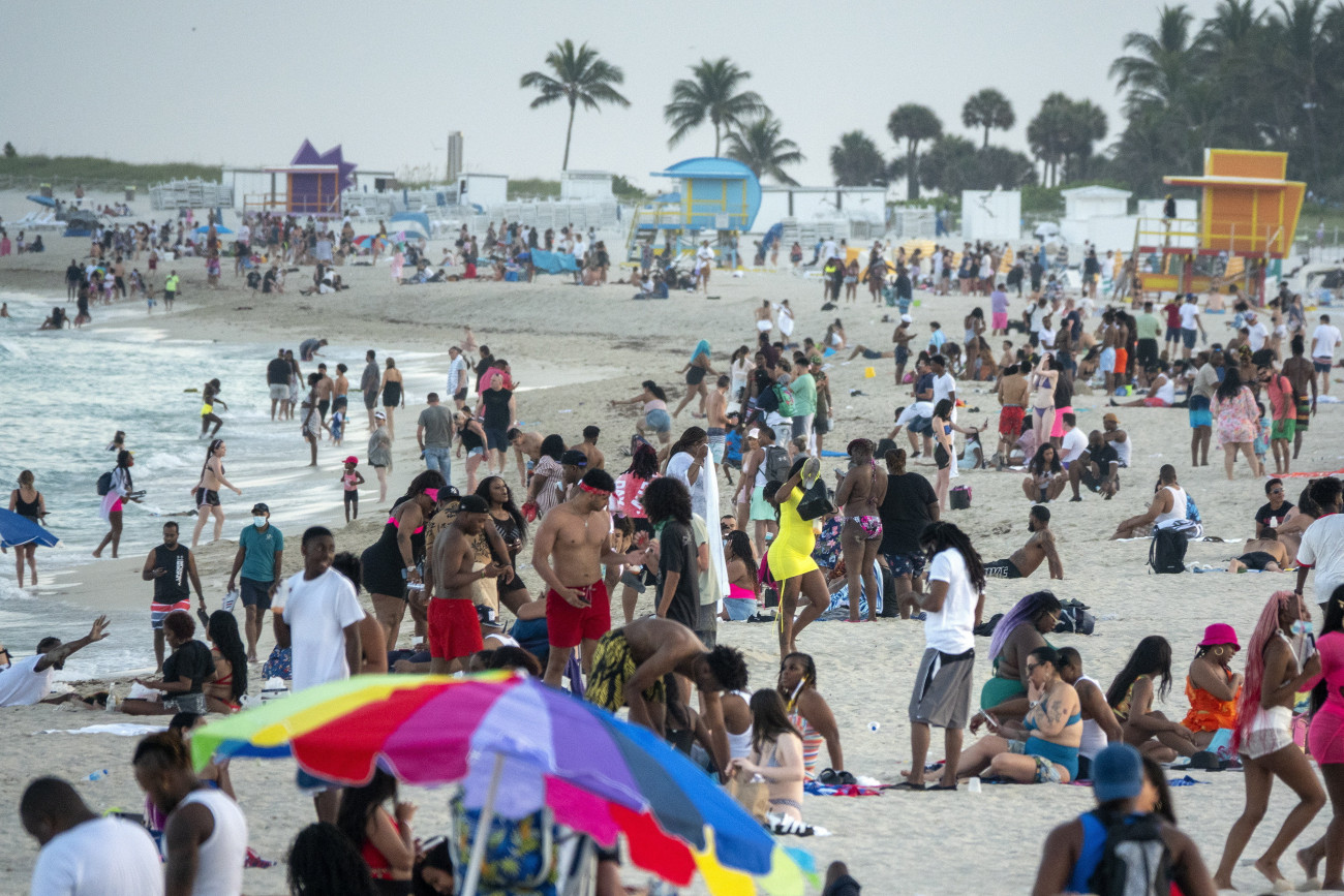 Miami Beach, 2021. március 21.
Strandolók a Florida állambeli Miami Beach tengerpartján 2021. március 20-án, a koronavírus-járvány idején. Miami Beach túlterhelődött a tavaszi szünet miatt ide érkezett több ezer szórakozni vágyó embertől, ezért a városvezetés éjféltől kijárási tilalmat rendelt el este nyolc után a bulinegyedben, a városba vezető utak közül hármat is lezártak.
MTI/EPA