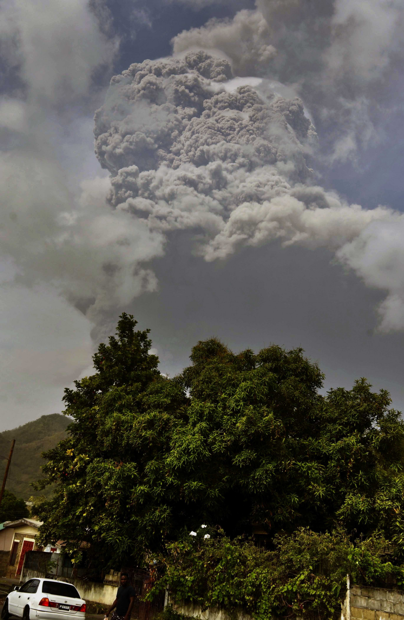 Kingstown, 2021. április 10.
Hamufelhőt lövell ki a La Soufriére vulkán a karib-tengeri Saint Vincent szigetén 2021. április 9-én.
MTI/AP/Orvil Samuel