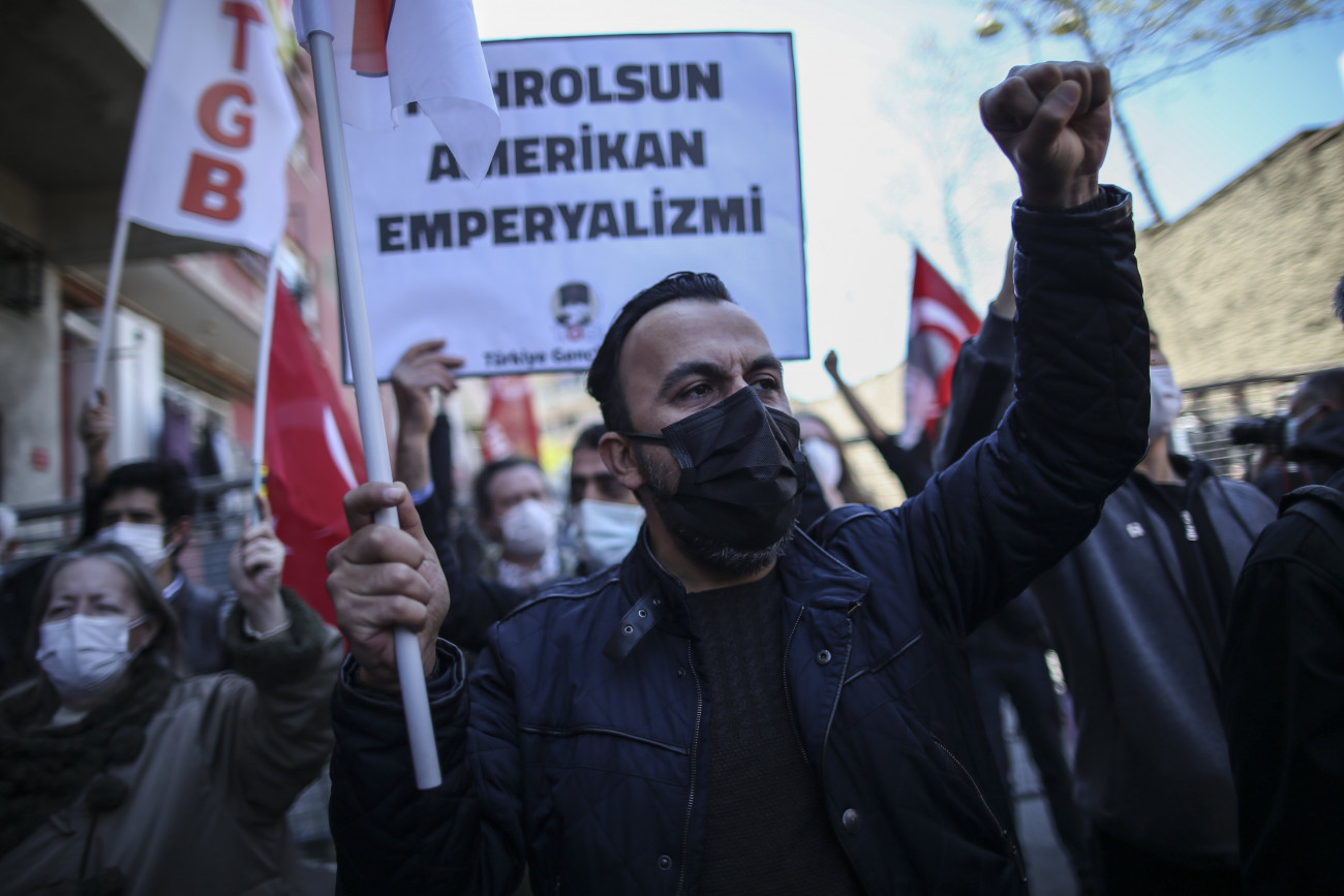 Isztambul, 2021. április 26.
Egy török ifjúsági szervezet felhívására tüntetnek Joe Biden amerikai elnök nyilatkozata miatt az Egyesült Államok isztambuli konzulátusa előtt 2021. április 26-án. Két nappal korábban Biden hivatalosan népirtásnak ismerte el az egykori Oszmán Birodalomban 1915-16-ban elkövetett örményellenes mészárlásokat.
MTI/AP/Emrah Gürel