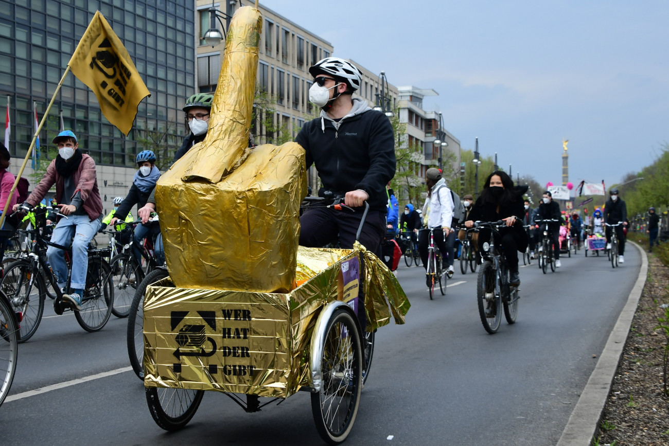 Berlin, 2021. május 1.
Kerékpáros tüntetés többek között a kapitalizmus, a lakhatási gondok, a magas lakbérek ellen Berlinben 20021. május 1-jén.
MTI/EPA/Clemens Bilan