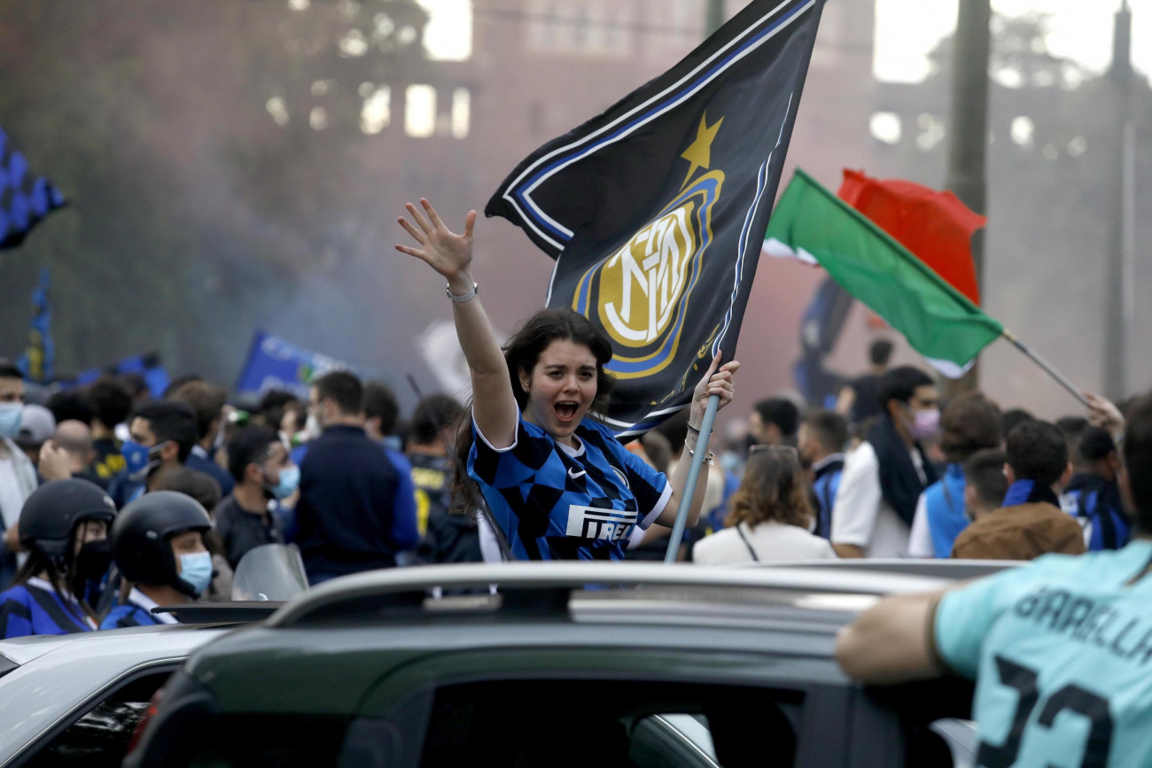 Milánó, 2021. május 2.
Az Internazionale szurkolói ünnepelnek a milánói Dóm téren 2021. május 2-án, miután csapatuk több mint egy évtized után ismét megnyerte az olasz első osztályú labdarúgó-bajnokságot.
MTI/EPA/ANSA/Mourad Balti Touati