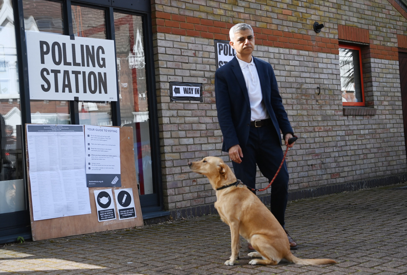 London, 2021. május 6.
Sadiq Khan munkáspárti londoni polgármester a kutyája, Luna társaságában a feleségére vár egy londoni szavazóhelyiség előtt az angliai helyhatósági választásokon 2021. május 6-án.
MTI/EPA/Facundo Arrizabalaga