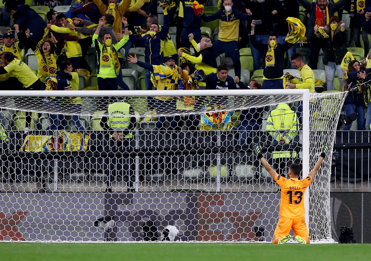 GDANSK, POLAND - MAY 26: Geronimo Rulli of Villarreal celebrates with fans following their team's victory in the penalty shoot out during the UEFA Europa League Final between Villarreal CF and Manchester United at Gdansk Arena on May 26, 2021 in Gdansk, Poland. (Photo by Kacper Pempel - Pool/Getty Images)