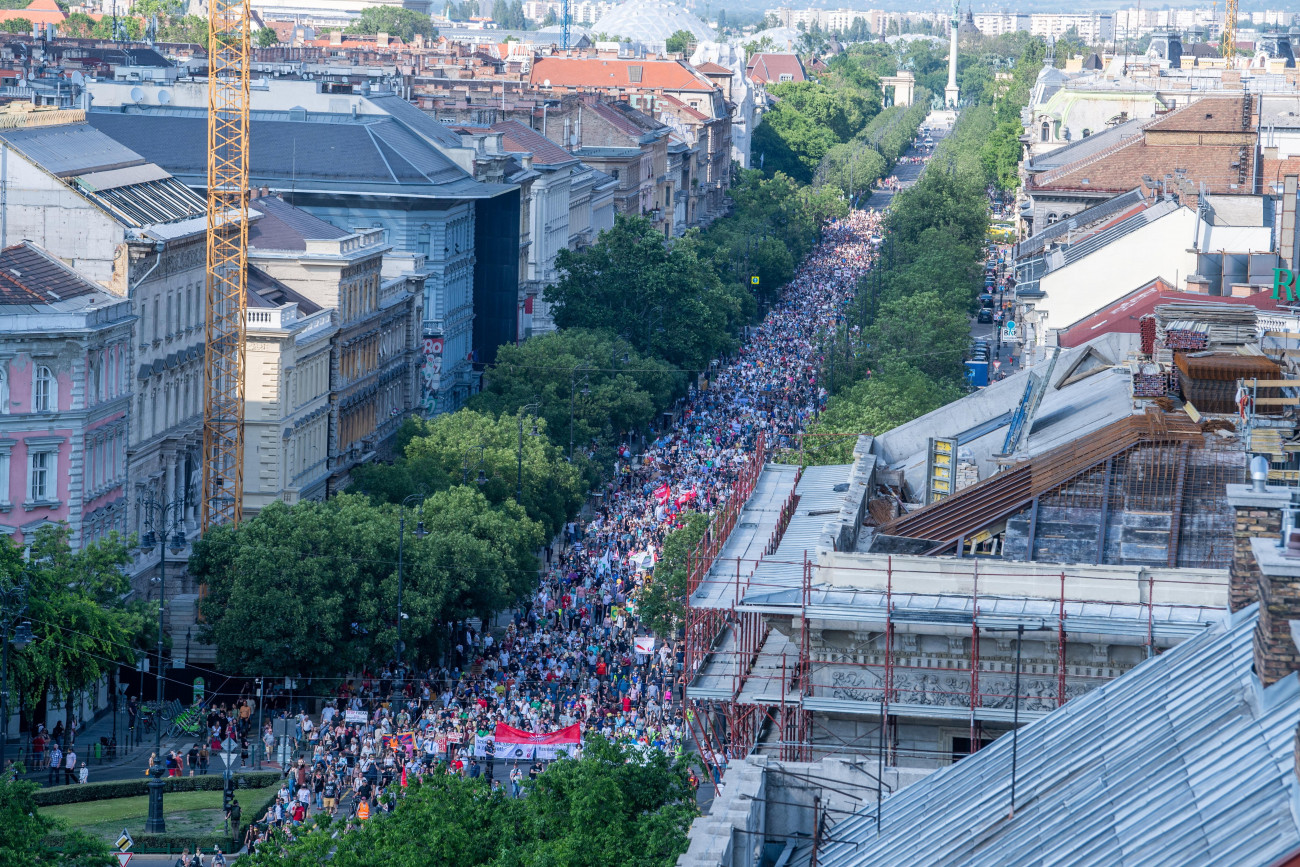 Budapest, 2021. június 5.
Résztvevők vonulnak a kínai Fudan Egyetem budapesti kampuszának létrehozása ellen meghirdetett tüntetésen a fővárosban, az Andrássy úton 2021. június 5-én.
MTI/Balogh Zoltán