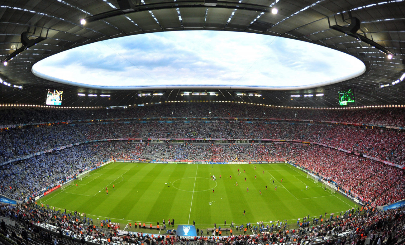 München, 2012. május 19. 
Zsúfolásig megtöltik a szurkolók a müncheni Allianz Aréna lelátóját, mielőtt megkezdődik a Bayern München-Chelsea mérkőzés a labdarúgó Bajnokok Ligája döntőjében Münchenben. (MTI/EPA/Peter Kneffel)