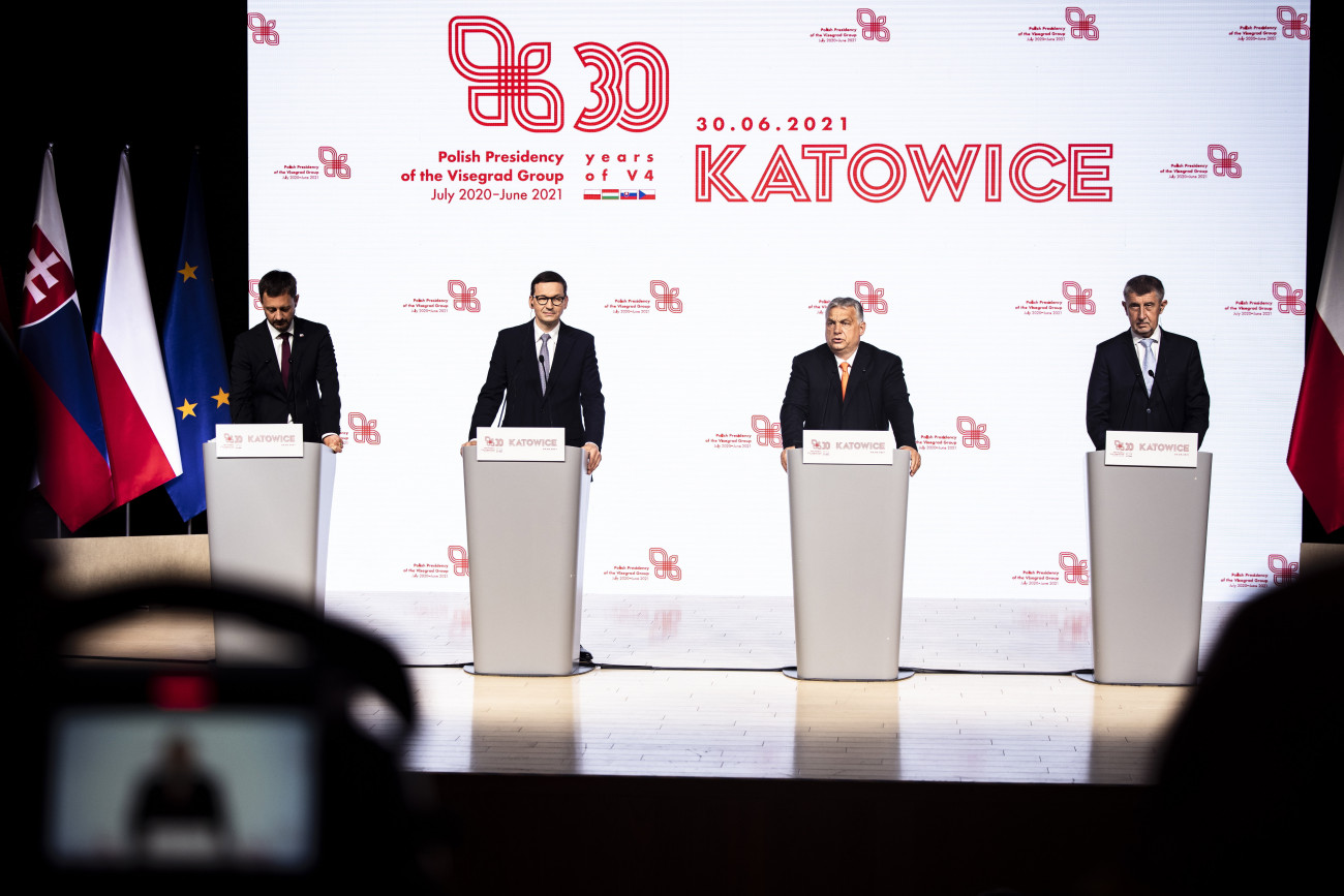 Katowice, 2021. június 30.
A Miniszterelnöki Sajtóiroda által közreadott képen Eduard Heger szlovák, Mateusz Morawiecki lengyel, Orbán Viktor magyar és Andrej Babis cseh miniszterelnök (b-j) a visegrádi csoport (V4) miniszterelnökeinek csúcsértekezletén tartott sajtótájékoztatón Katowicében 2021. június 30-án. A találkozón Magyarország átveszi a V4 soros elnökségét.
MTI/Miniszterelnöki Sajtóiroda/Fischer Zoltán