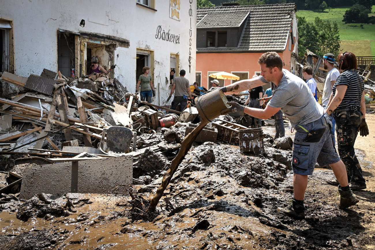 Schuld, 2021. július 18.
A törmeléket takarítják helyi lakosok az árvíz sújtotta Schuldban 2021. július 18-án. Tovább nőtt az áradások halálos áldozatainak száma Németország nyugati részén, eddig több mint 150-en vesztették életüket országszerte az árvizekben, beleértve a szomszédos Észak-Rajna-Vesztfáliából jelentett 45 áldozatot is.
MTI/EPA/Sascha Steinbach