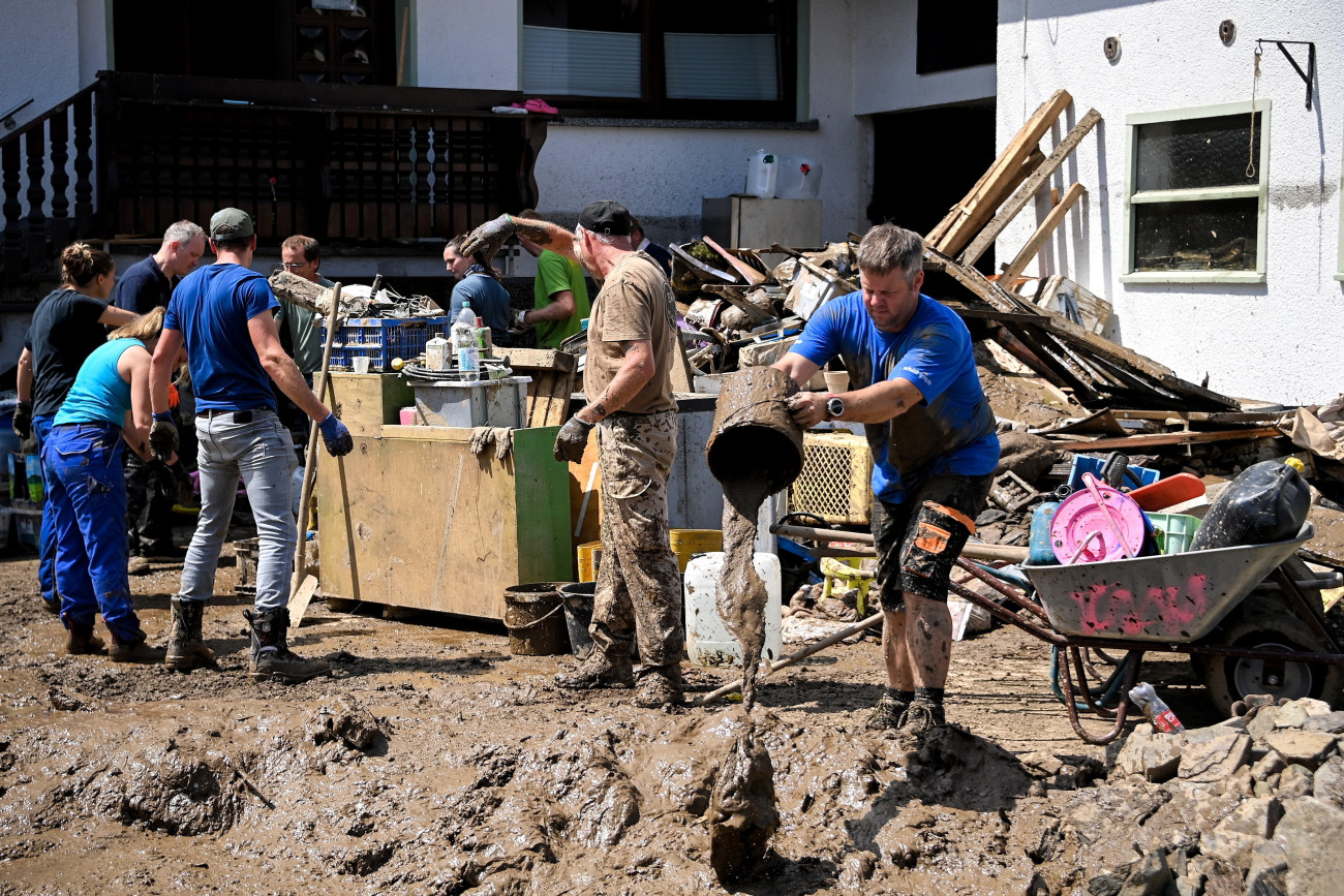 Schuld, 2021. július 18.
A törmeléket takarítják helyi lakosok az árvíz sújtotta Schuldban 2021. július 18-án. Tovább nőtt az áradások halálos áldozatainak száma Németország nyugati részén, eddig több mint 150-en vesztették életüket országszerte az árvizekben, beleértve a szomszédos Észak-Rajna-Vesztfáliából jelentett 45 áldozatot is.
MTI/EPA/Sascha Steinbach