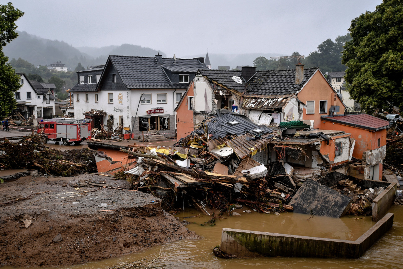 Schuld, 2021. július 16.
Az Ahr folyó áradása következtében megrongálódott  lakóházak a Rajna-vidék-Pfalz tartományban fekvő Schuld településen 2021. július 16-án. Az özönvízszerű esőzés miatt az ország nyugati részén fekvő Rajna-vidék-Pfalz és Észak-Rajna-Vesztfália tartomány több térségében megáradtak a folyók és patakok, alámostak utakat, elöntöttek udvarokat, pincéket, házakat, helyenként egész településeket. A természeti katasztrófában megsemmisült számos lakóépület, és legkevesebb 80 ember életét vesztette, több tucat ember hollétéről nem tudni.
MTI/EPA/Sascha Steinbach