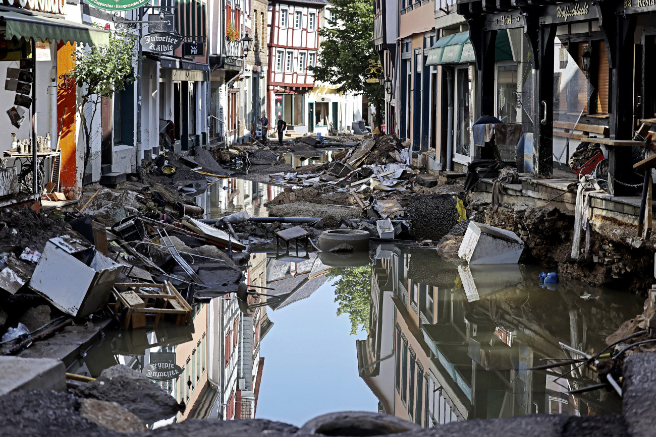 Bad Münstereifel, 2021. július 19.
Az árvíz sújtotta észak-rajna-vesztfáliai Bad Münstereifel település központja 2021. július 18-án. A Németország északnyugati tartományait sújtó áradásoknak legalább 157 áldozata van.
MTI/AP/DPA/Oliver Berg