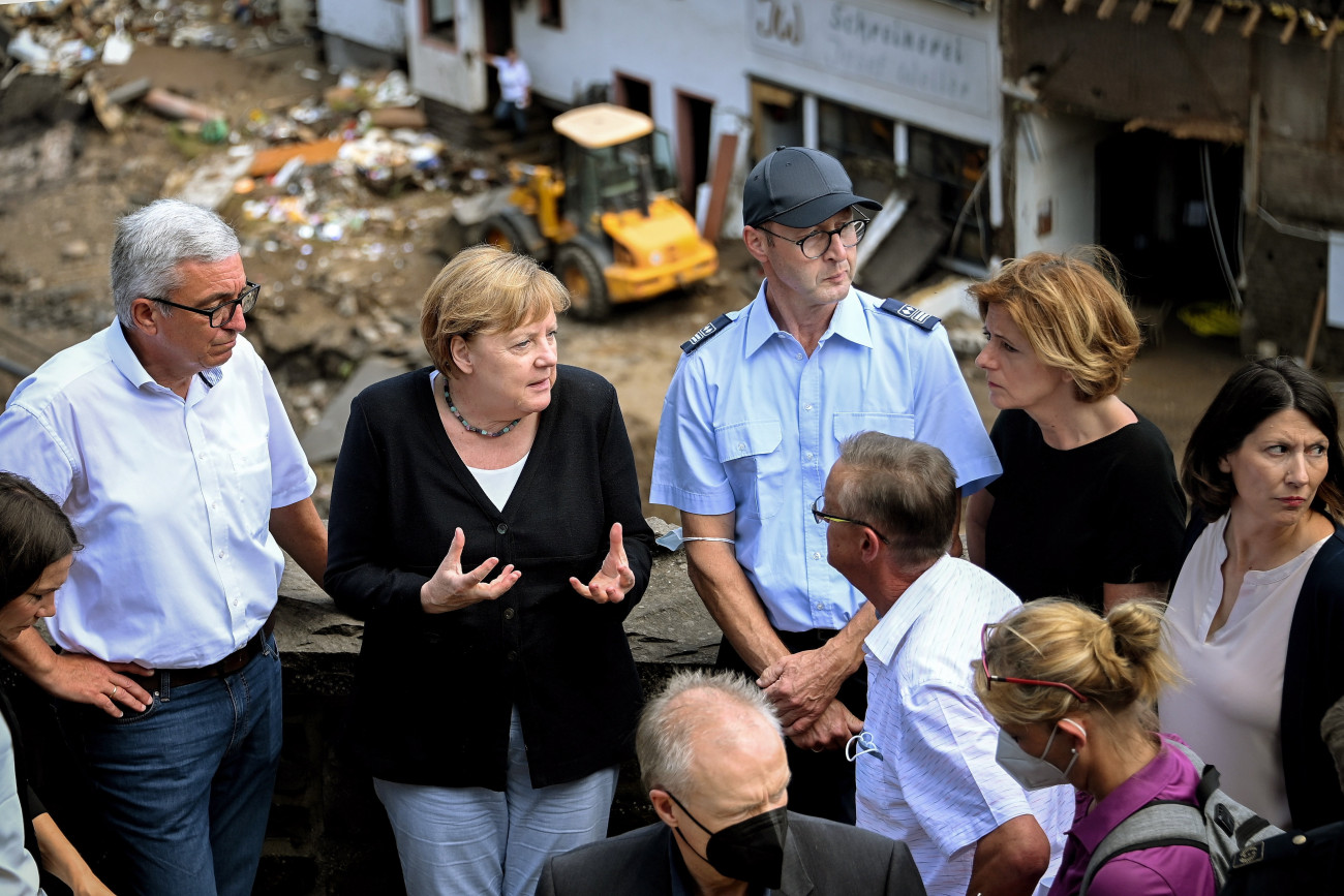 Schuld, 2021. július 18.
Angela Merkel kancellár (b2) és Malu Dreyer, Rajna-vidék-Pfalz miniszterelnöke (j2) látogatást tesz az árvíz sújtotta Schuldban 2021. július 18-án. Tovább nőtt az áradások halálos áldozatainak száma Németország nyugati részén, eddig több mint 150-en vesztették életüket országszerte az árvizekben, beleértve a szomszédos Észak-Rajna-Vesztfáliából jelentett 45 áldozatot is.
MTI/EPA/Sascha Steinbach