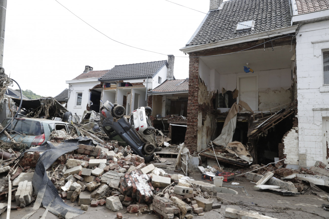 Pepinster, 2021. július 19.
A heves esőzések nyomán kialakult özönvízszerű áradások miatt összeomlott házak romjai és elsodort autók a belgiumi Pepinsterben 2021. július 19-én. Belgiumban 36-ra emelkedett a természeti katasztrófa száma, több mint 160 embert eltűntként tartanak nyilván.
MTI/EPA/Stephanie Lecocq