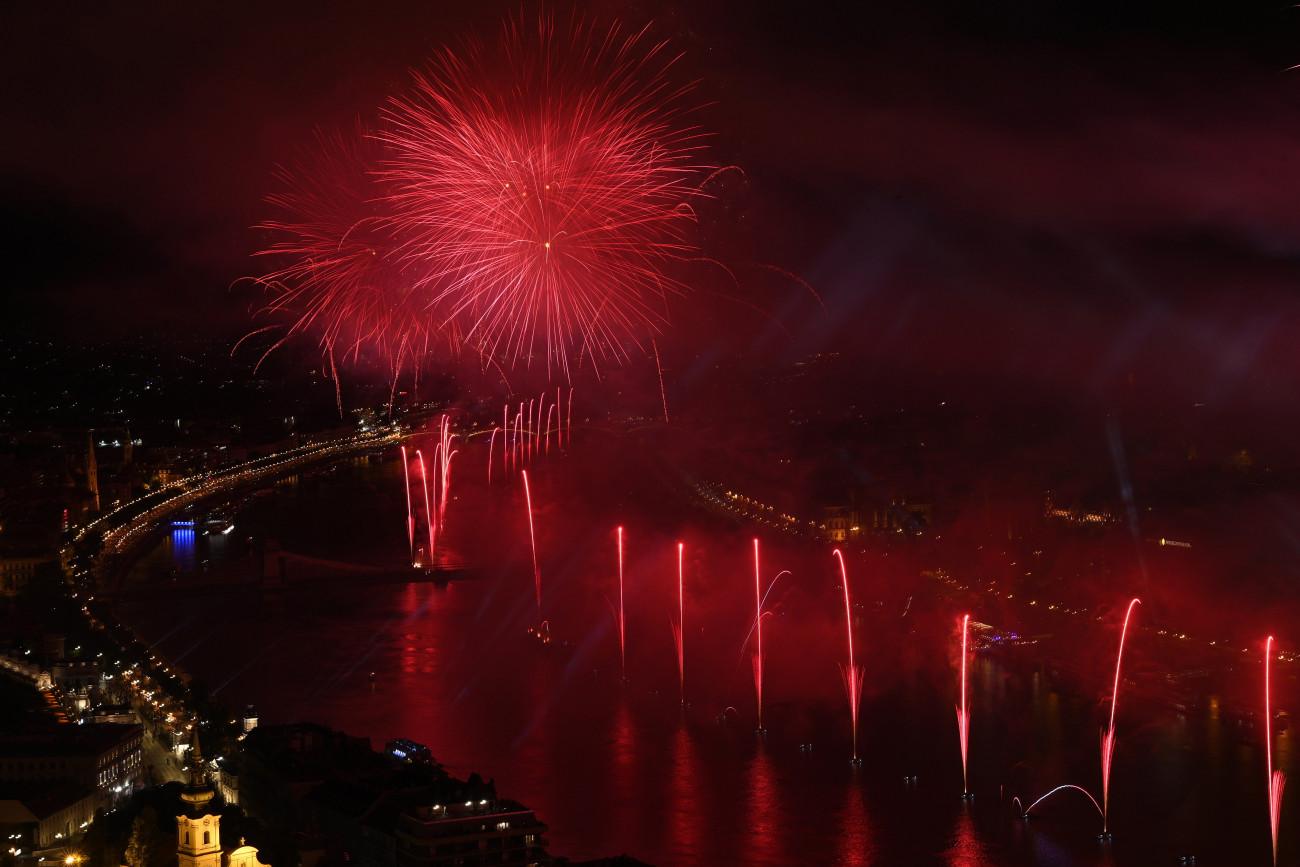 Tűzijáték a Duna felett Budapesten az államalapítás ünnepén, Szent István napján 2021. augusztus 20-án.