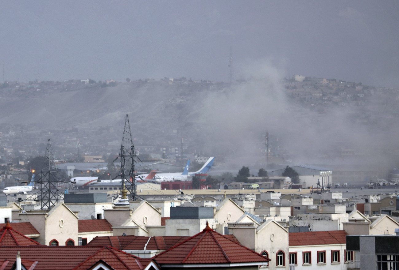 Kabul, 2021. augusztus 26.
Füst száll a magasba egy robbanást követően a kabuli Hamid Karzai Nemzetközi Repülőtéren 2021. augusztus 26-án.
MTI/AP/Vali Szabavun