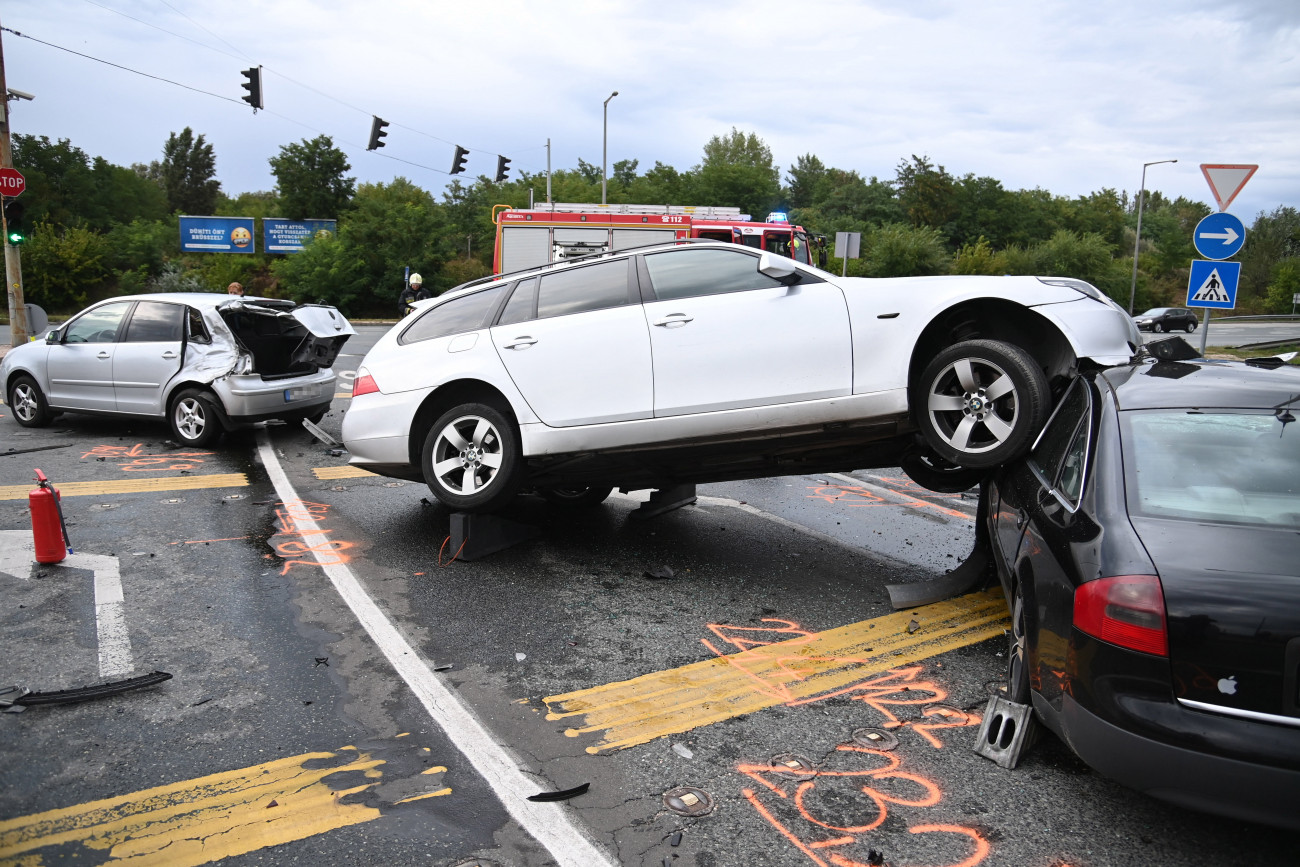 Vecsés, 2021. augusztus 29.
Összeroncsolódott személyautók 2021. augusztus 29-én a 4-es főúton, Vecsésen, ahol négy autó ütközött össze. A balesetben ketten megsérültek.
MTI/Mihádák Zoltán