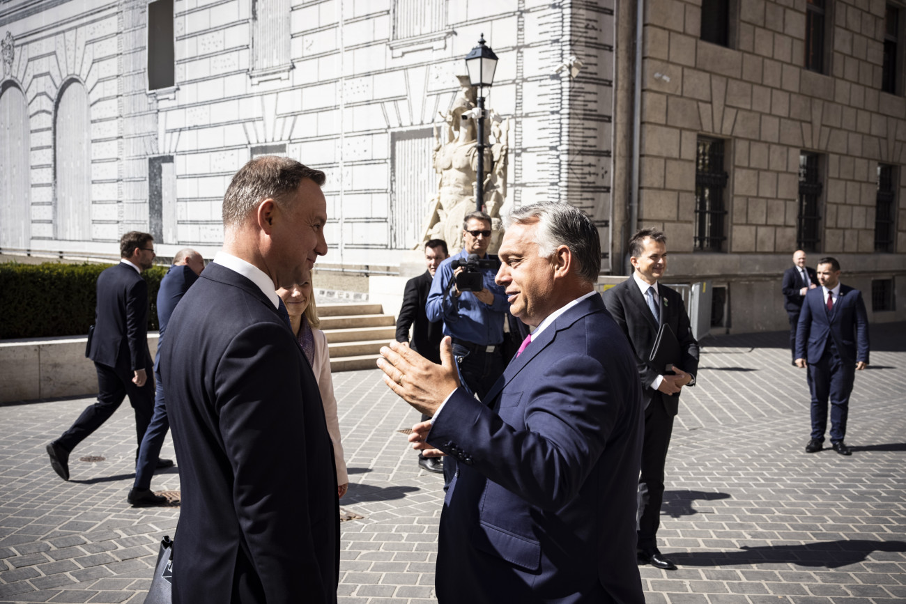 Budapest, 2021. szeptember 9.
A Miniszterelnöki Sajtóiroda által közreadott képen Orbán Viktor miniszterelnök (j) fogadja Andrzej Duda lengyel államfőt a Karmelita kolostor előtt 2021. szeptember 9-én.
MTI/Miniszterelnöki Sajtóiroda/Fischer Zoltán