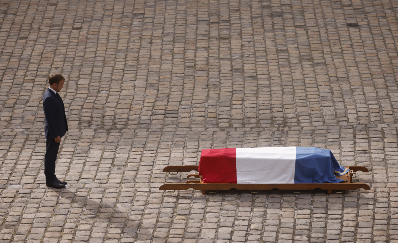 Párizs, 2021. szeptember 9.
A nemzeti zászlóval letakart koporsó előtt Emmanuel Macron francia elnök Jean-Paul Belmondo francia színész állami gyászszertartásán a párizsi Invalidusok díszudvarán 2021. szeptember 9-én. A színész szeptember 6-án, 88 éves korában hunyt el.
MTI/EPA/Yoan Valat