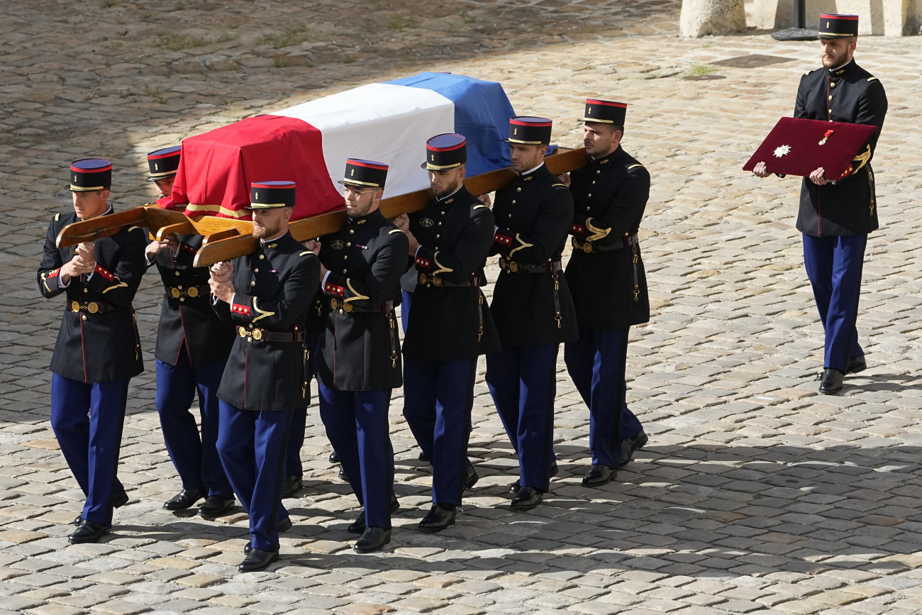 Párizs, 2021. szeptember 9.
Jean-Paul Belmondo francia színész nemzeti zászlóval letakart koporsóját viszik állami gyászszertartásán a párizsi Invalidusok díszudvarán 2021. szeptember 9-én. A színész szeptember 6-án, 88 éves korában hunyt el.
MTI/AP/Michel Euler
