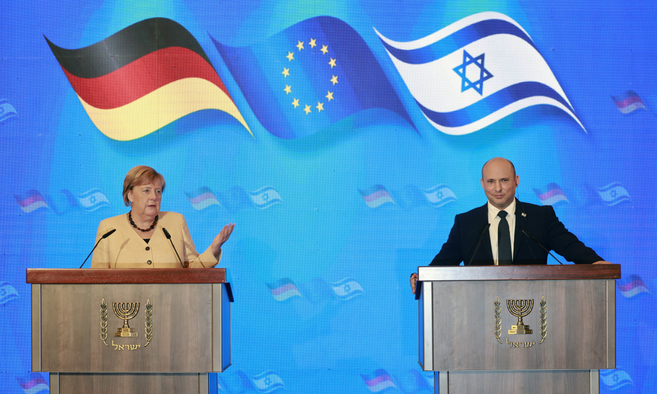 Jeruzsálem, 2021. október 10.
Angela Merkel leköszönő német kancellár (b) és Naftali Bennett izraeli miniszterelnök sajtótájékoztatót tart Jeruzsálemben 2021. október 10-én.
MTI/EPA/AFP/Menahem Kahana