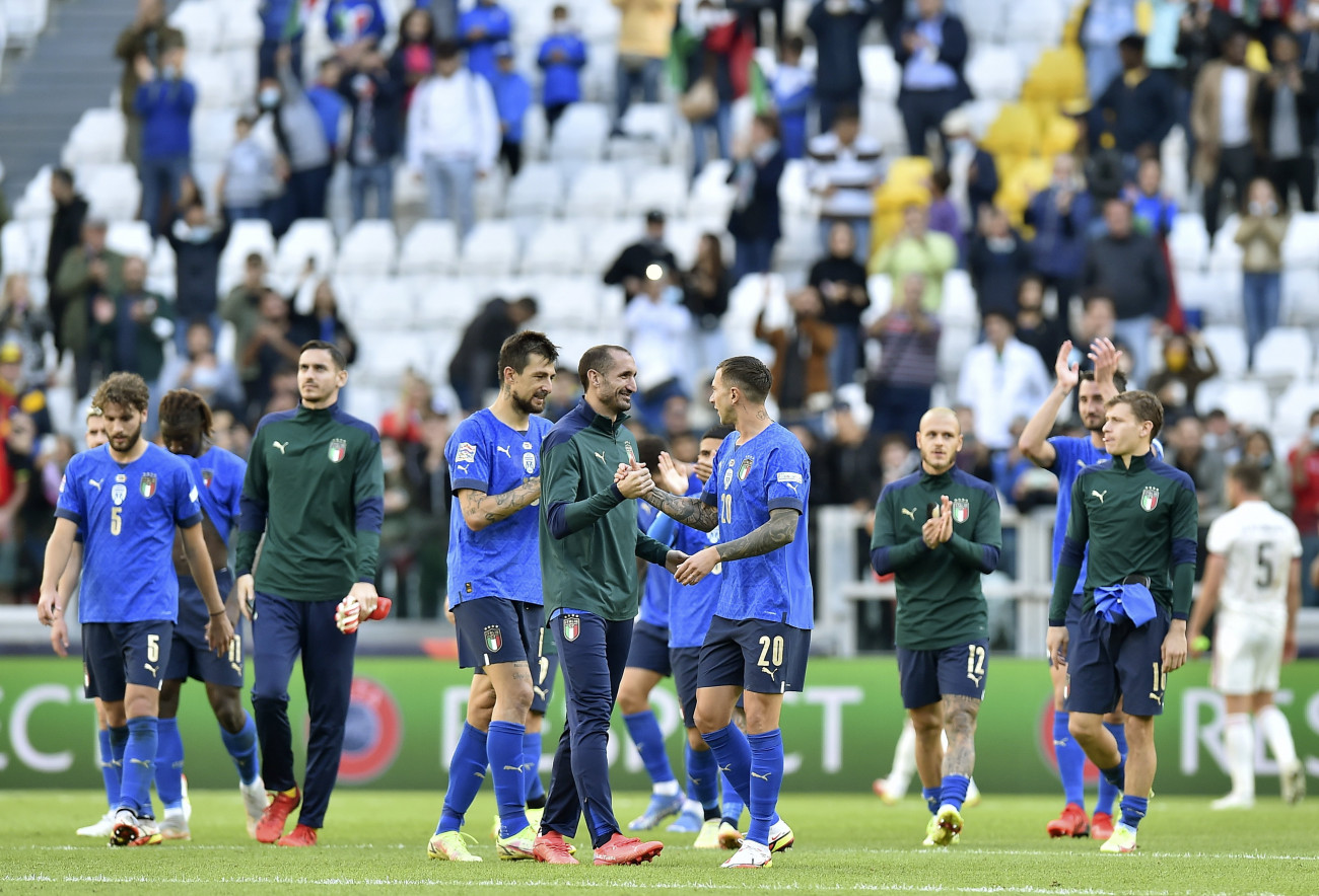Torino, 2021. október 10.
Az olasz válogatott tagjai ünnepelnek, miután 2-1-re megnyerték a labdarúgó Nemzetek Ligájában játszott Olaszország  Belgium bronzmérkőzést Torinóban 2021. október 10-én.
MTI/EPA/ANSA/Alessandro Di Marco