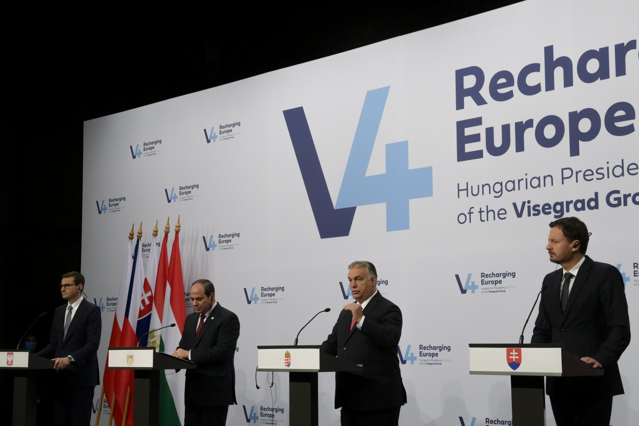 Budapest, 2021. október 12.
Orbán Viktor miniszterelnök beszél (j2), mellette Mateusz Morawiecki lengyel (b) és Eduard Heger szlovák (j) kormányfő, valamint Abdel-Fattáh esz-Szíszi egyiptomi elnök (b2) a V4-Egyiptom csúcstalálkozó utáni sajtónyilatkozaton, a Várkert Bazárban 2021. október 12-én.
MTI/Koszticsák Szilárd