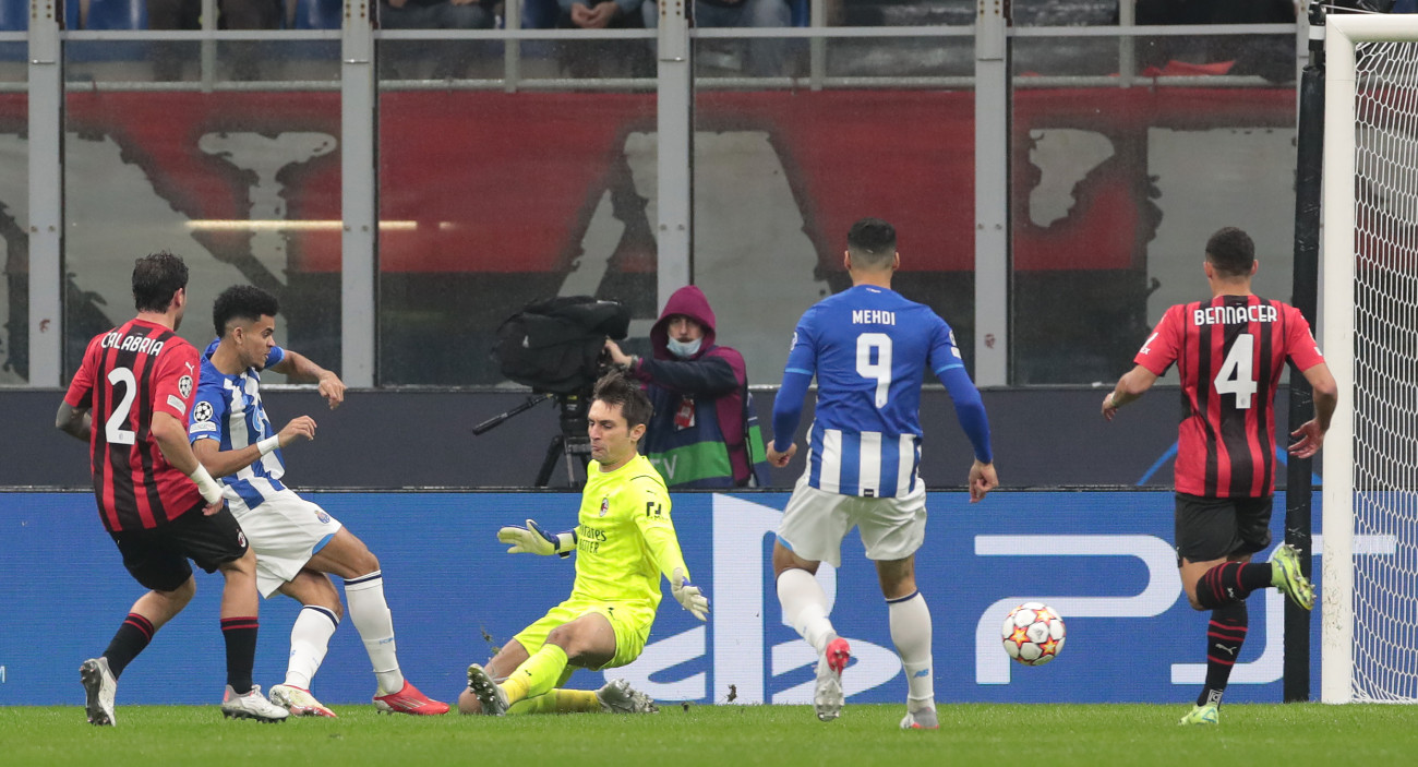 MILAN, ITALY - NOVEMBER 03: Luis Diaz of FC Porto scores the opening goal during the UEFA Champions League group B match between AC Milan and FC Porto at Giuseppe Meazza Stadium on November 03, 2021 in Milan, Italy. (Photo by Emilio Andreoli/Getty Images)