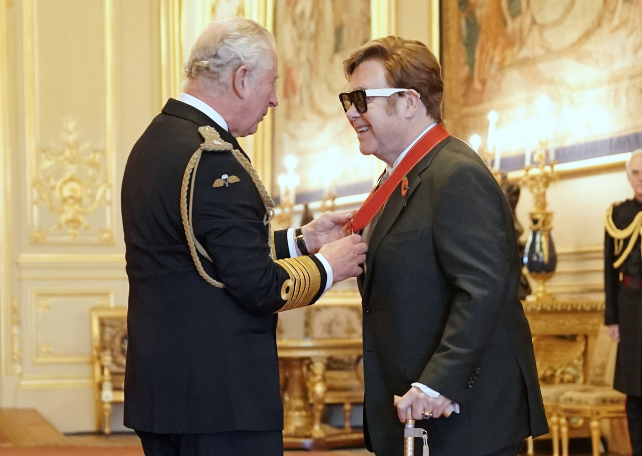 Windsor, 2021. november 10.
Károly walesi herceg, brit trónörökös (b) a brit becsületrend tagjává avatja Elton John brit zenészt (j) a windsori kastélyban 2021. november 10-én.
MTI/AP/PA/Aaron Chown