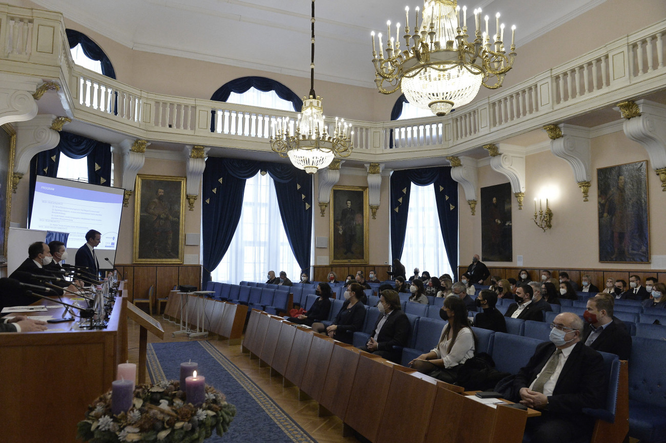 Budapest, 2021. november 30.
Ágostházy Szabolcs, a Miniszterelnökség európai uniós fejlesztésekért felelős államtitkára (b3) beszédet mond az Adatváltozás-kezelési szolgáltatás bevezetése elnevezésű kiemelt projekt nyitórendezvényén a Pest Megyei Kormányhivatal dísztermében 2021. november 30-án.
MTI/Soós Lajos