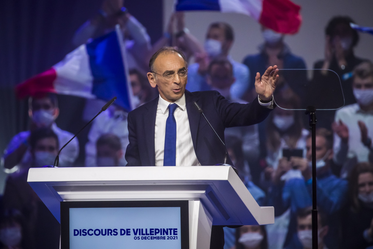 Villepinte, 2021. december 5.
Éric Zemmour francia jobboldali publicista, a francia elnökválasztás független jelöltje beszél támogatóihoz a Párizstól északra fekvő Villepinte-ben tartott gyűlésen 2021. december 5-én.
MTI/EPA/Christophe Petit Tesson
